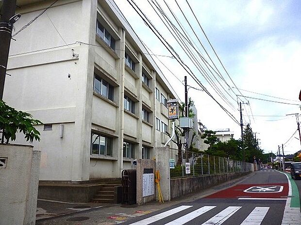 長後小学校まで1084m