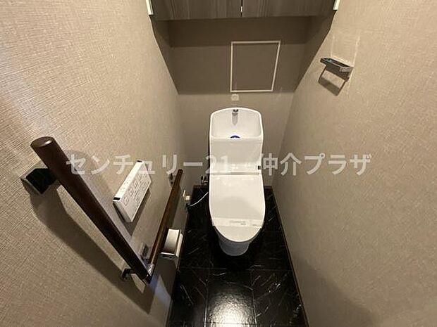 吊戸棚付き。シンプルなデザインのトイレ。