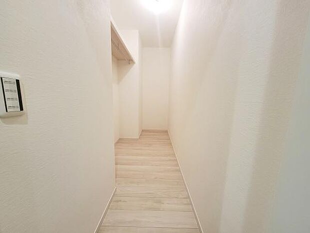 明るい色合いの床と壁で清潔感があります。広々とした空間で動線も確保されています。シンプルな内装でさまざまなアレンジが可能です。収納スペースとしても活用しやすい形状です。