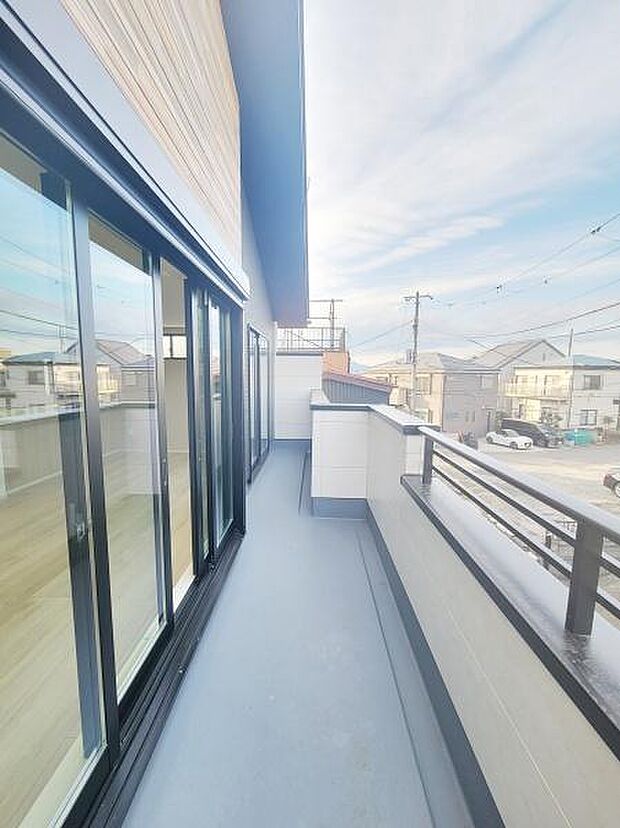 開放感のあるワイドなバルコニーです。陽当たりが良く洗濯物もスムーズに干せます。ゆとりある空間が広がっています。両側に高めの壁がありプライバシーにも配慮されています。屋外での用途が多彩に広がります。