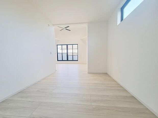 明るい色調のフローリングが特徴的です。二面に設けられた窓から光が差し込みやすい洋室です。白を基調とした内装が室内をすっきりとした印象にしています。シンプルなデザインで空間が広く感じられます。