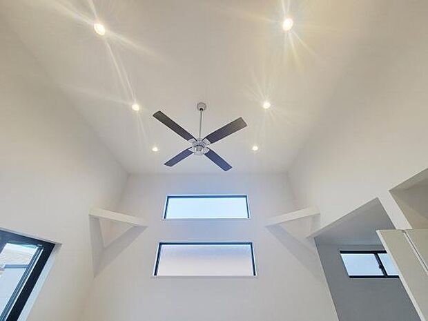 高い天井に設置されたシーリングファンが空間をすっきりと演出しています。複数の窓からは十分な採光が期待でき明るさを感じられます。ダウンライトが均等に配置され照明のバランスも良い仕様です。