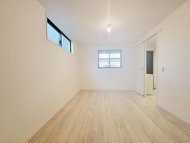 シンプルな内装で空間がすっきりと整っています。明るい窓からは自然光が入りやすい設計です。室内はゆとりがありレイアウトがしやすい形状です。動線もシンプルで快適に利用できます。