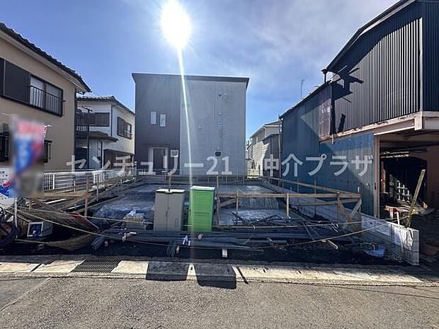 現在工事中の物件は現地でのアクセスが良好な前面道路に面しています。周囲には生活に便利な施設が揃い快適な暮らしが期待できます。日当たりの良い立地で建物完成後の暮らしが楽しみになる物件です。