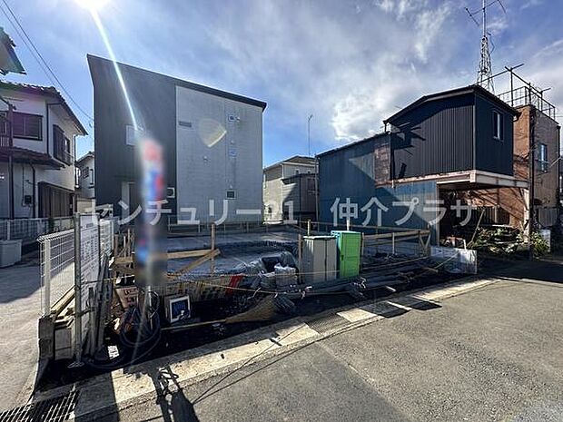 この物件は落ち着いた住宅街に位置し周囲は静かで住みやすい環境です。前面道路は幅が広く車の出入りがスムーズに行えます。近隣には生活に便利な施設が揃っており日常の買い物に便利です。