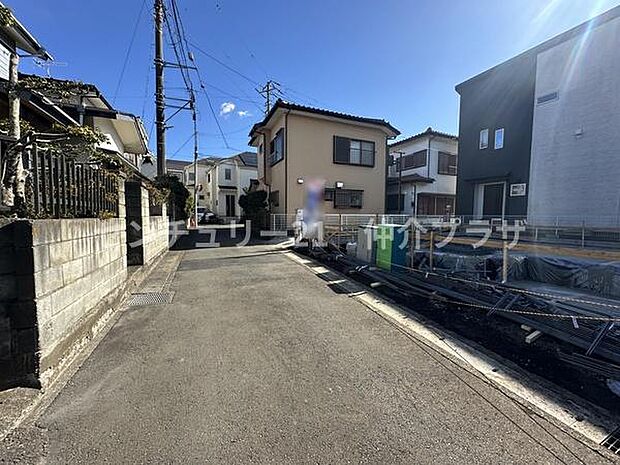落ち着いた住宅街に位置する前面道路は静かで安心感があります。周囲の家々が調和する魅力的な景観を提供しています。空の広がりが感じられ開放的な雰囲気を楽しめます。