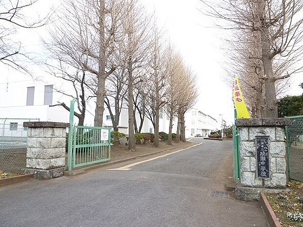 綾瀬中学校まで842m