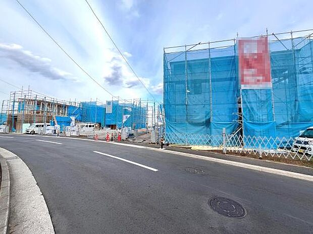 新たに整備された前面道路が安心してお住まい頂ける環境を作り出します。広々とした道幅が車の通行に適しています。落ち着いた街並みが心安らぐ日常を提供します。建設中の建物が新しい生活の期待を高めます。