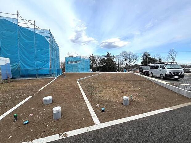 この建築サイトは未来の理想的な住まいを実現するためのスタート地点です。広々とした土地が様々な建築プランに対応可能です。周囲の整備された環境が快適な暮らしの基盤として適しています。