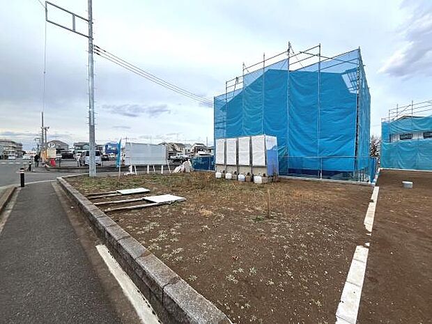 広々とした敷地が新築に最適なロケーションを提供します。前面道路が見渡せ周囲の環境も確認できます。建設が進行中の地域でこれからの発展が楽しみです。