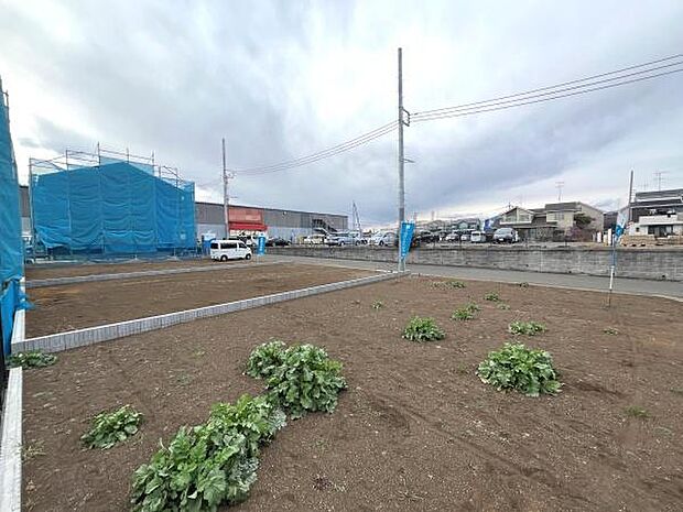 広々とした敷地で自由なプランが実現可能です。開放感のある場所で様々な用途に対応します。周囲には建設中の建物がありこれからの街づくりが楽しみです。便利な立地で多彩な可能性を秘めています。