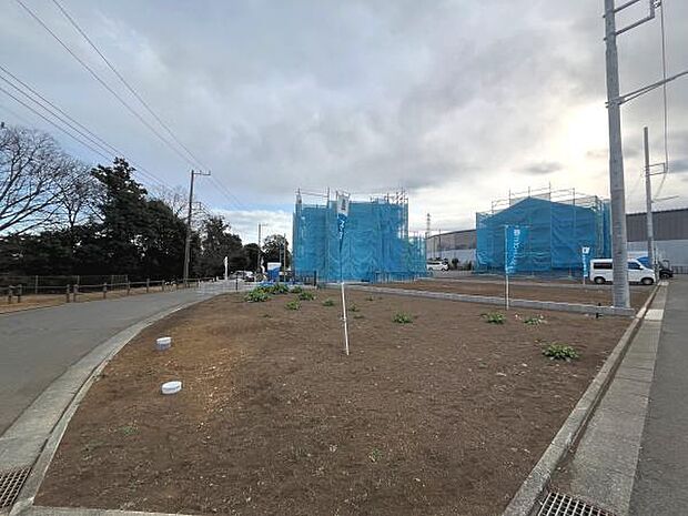 落ち着いた雰囲気のある前面道路が魅力的です。広々としたスペースが確保されており自動車の通行にも安心です。周囲の環境が整っており新しい生活を始めるのに最適な場所が広がっています。