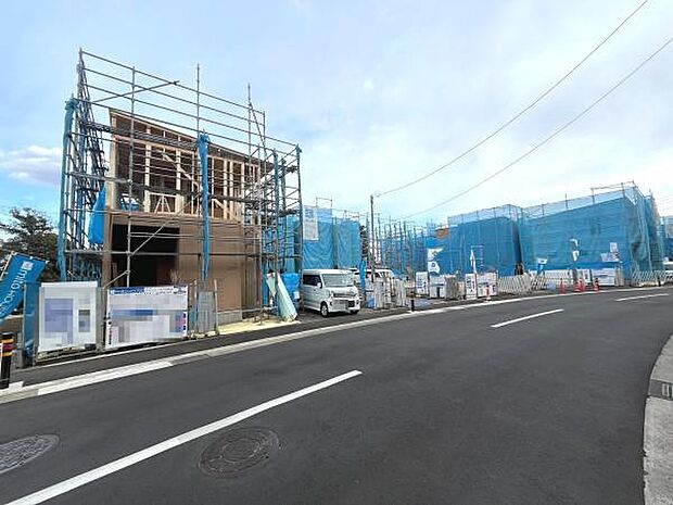 広々とした前面道路が魅力の新築現場です。整備された道路が周辺のアクセスをサポートします。新しいコミュニティが成長中のエリアです。ゆったりとした通行スペースが確保されています。