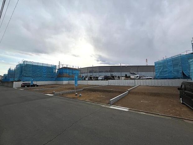 広々とした敷地が魅力的でさまざまな用途に対応可能です。周囲の開放感があり将来的な発展が期待できます。駐車スペースも十分確保されており利便性が高いです。青空が広がる中工事も着々と進行中です。