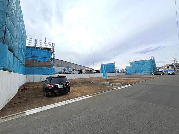 広々とした開放感のある現地からの眺望が魅力です。周囲の建築物とも調和した環境が整っています。視界を遮るものが少なく心が安らぐ景色が広がります。利便性と自然の調和を楽しむことができます。