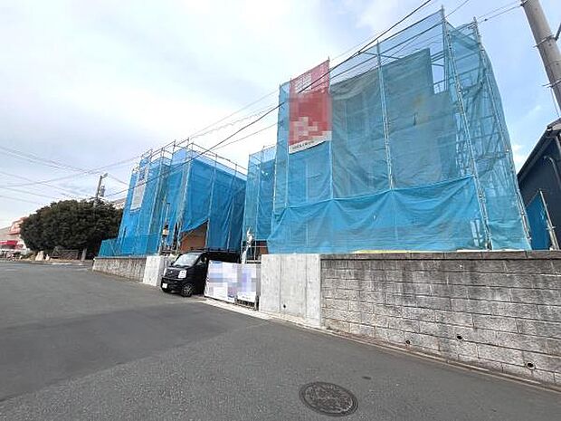 この物件の前面道路は広々としていて車の通行がしやすいです。建設中の建物が並び未来の暮らしが楽しみになります。周辺は落ち着いた雰囲気で安心して過ごせる環境です。