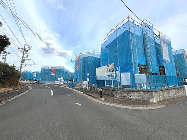 開発中のエリアに位置する現地写真です。広々とした前面道路が特徴的でアクセスが良好です。周囲には落ち着いた環境が広がり新生活に最適です。