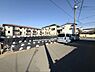 その他：周囲に落ち着いた雰囲気の住宅が並ぶ現地写真です。前面道路は広く駐車スペースとしても便利です。陽当たりも良好で快適な生活をサポートします。周辺の環境が整っている点も魅力です。