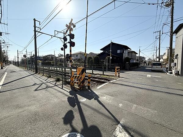 穏やかな雰囲気のある街並みが広がる踏切の風景です。晴れた日の光が優しく射しこみ街全体を明るく照らします。交通の便も良く生活に便利な環境が整っています。