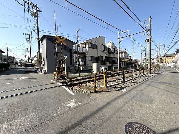 電車を望むことができる交差点に位置しており移動が便利で魅力的です。周辺は静かで落ち着いた環境が広がっています。交通アクセスも良好で利便性の高さが魅力です。