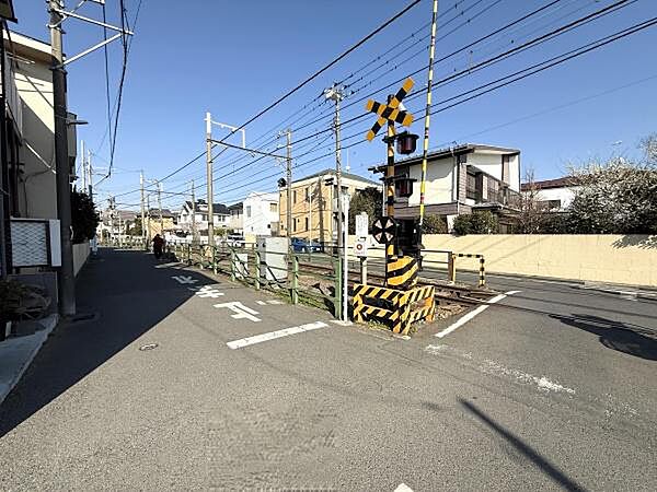 閑静な住宅街に位置し穏やかな環境が魅力です。鉄道ファンには嬉しい踏切が近くにあります。日常の買い物にも便利です。