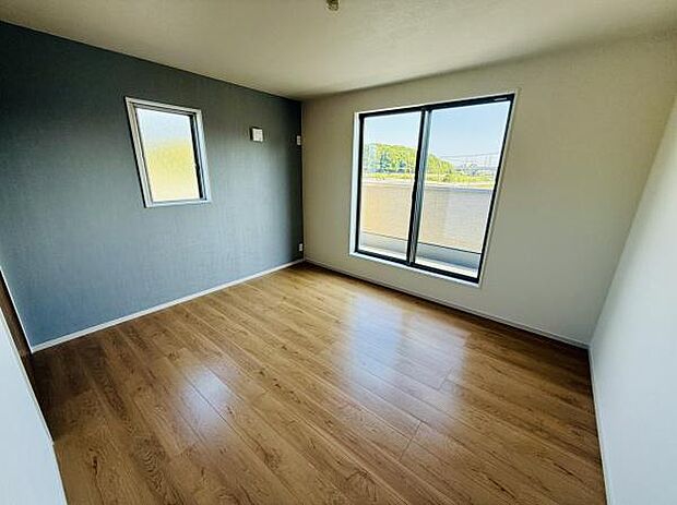 大きな窓から自然光がたっぷり差し込む明るいリビングです。落ち着いた色合いのアクセントクロスが魅力を引き立てています。フローリングが空間をすっきり広く見せ家具の配置もしやすいです。