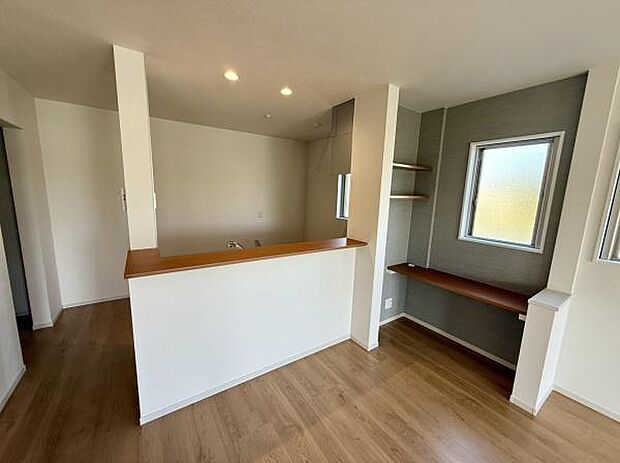 カウンター付きのスペースはすっきりとした印象です。ナチュラルなフローリングが明るい空間を演出しています。窓があることで自然光が入りやすく開放感も感じられます。