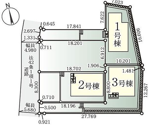 全体区画図のため敷地の形状や各棟の配置バランスが一目でわかります。道路幅員の表示もあり周辺環境を把握しやすいです。それぞれの区画ごとの面積や距離も詳細に記載されているので検討の際に参考になります。