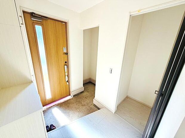 玄関ドアには縦長の採光窓があり明るい光が差し込みます。シューズボックスも備わっており収納に役立ちます。土間スペースが広めに設計されているため動線が確保されています。