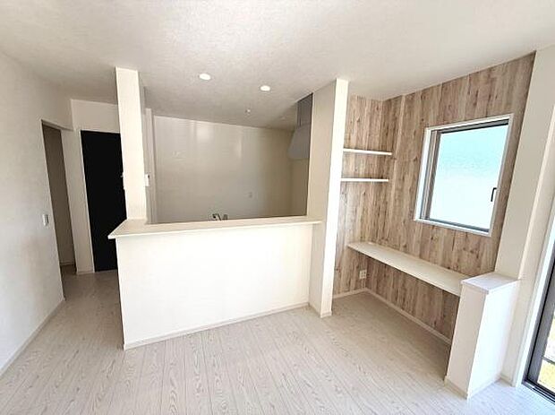 明るい色合いの床が空間を広く感じさせます。カウンター付きで使い勝手も良好です。壁のアクセントクロスが落ち着いた雰囲気を演出します。窓からの採光もしっかり確保されています。