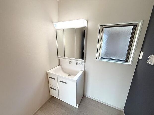 明るい採光がある洗面所で清潔感のある空間です。大きめの鏡と収納スペースが備わっています。使いやすいレイアウトで日々の身支度もしやすいです。換気のできる窓が設置されています。