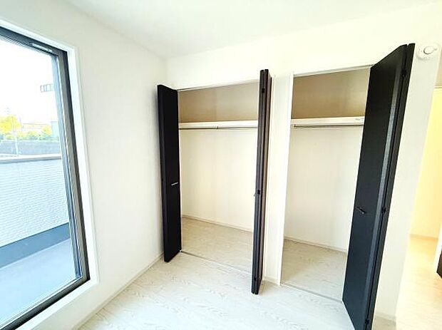 広々とした収納スペースがあり衣類や日用品を分けて整理できます。両開き扉で出し入れも快適です。明るい室内で収納の中も見やすく使い勝手の良い設計です。