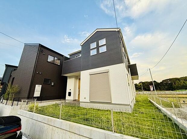 明るい外観が印象的な住まいです。広々としたお庭スペースがあり開放感を感じられます。シンプルなデザインですっきりとした印象を与えます。メンテナンスもしやすい外構が整っています。