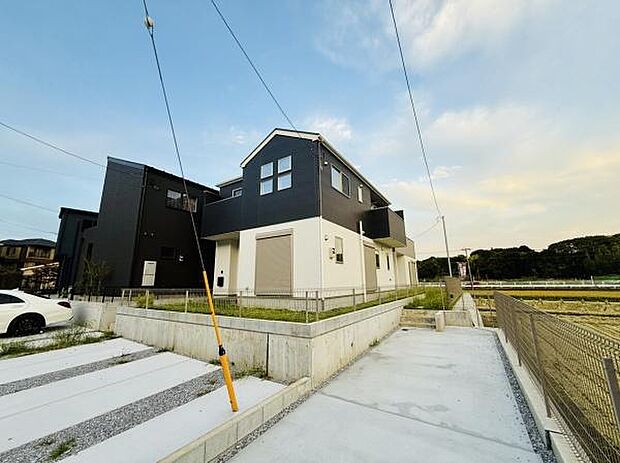 敷地内にはゆとりある駐車スペースが用意されています。前面道路と接しており車の出し入れもしやすい立地です。現地写真から周辺環境の落ち着いた雰囲気が伺えます。建物の外観もシンプルで整っています。