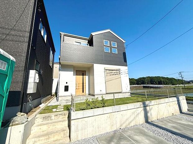 モダンな外観デザインが目を引きます。明るい玄関が印象的で全体的に開放感があります。広い前面スペースが確保され駐車にも便利です。住宅周辺には緑が広がっています。