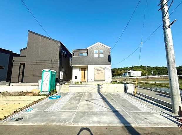 開放感のある広々とした駐車スペースが魅力的です。シンプルな外観デザインがすっきりとした印象を与えます。前面道路もゆとりがあり車の出し入れがしやすい配置です。日当たりの良さも特徴です。