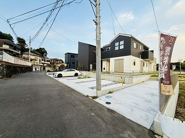 広々とした前面道路が確保されており車の出入りもスムーズに行えます。住宅周辺は開放感があり周囲の建物とも程よい距離感があります。落ち着いた雰囲気の住宅街が広がっています。