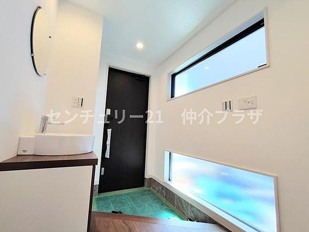 明るく広々とした玄関は訪れる人を温かく迎える空間です。大きな窓から自然光が差し込むデザインが魅力的です。シンプルでモダンな設備が実用性と美しさを兼ね備えています。