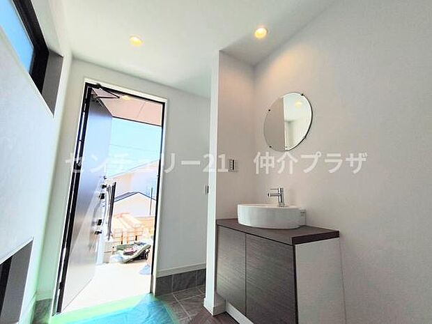 明るく開放感のある玄関が魅力的です。洗練されたシンプルなデザインが際立ちます。機能的な収納スペースも完備されています。