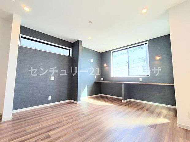 明るい日差しが差し込むリビングは開放感があります。落ち着いたトーンの壁紙がスタイリッシュな印象を与えます。広々とした空間が様々なインテリアに対応できます。