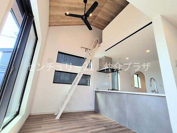 天井が高く開放感のあるキッチンが魅力です。ロフトへの階段がデザインのアクセントとなっています。大きな窓があり自然光がたっぷり差し込みます。シンプルでモダンなデザインが暮らしを豊かに演出します。