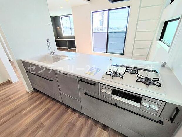 モダンでスタイリッシュなキッチンは料理を楽しむのにぴったりの空間です。広々としたカウンターがおしゃれな雰囲気を引き立てます。自然光がたっぷり差し込む明るい空間で毎日の料理が楽しくなります。