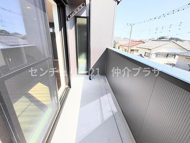 開放感のあるバルコニーで日当たりも良好です。朝のひとときやリフレッシュに最適です。周囲の景色も楽しめる広々としたスペースを備えています。