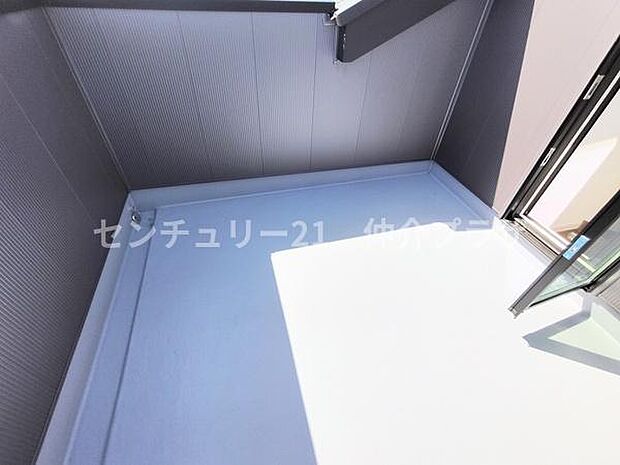 開放感を感じられる明るいバルコニーです。ゆったりとしたスペースが魅力的で多用途に活用できます。日当たりも良好で外の空気を満喫するのに最適です。