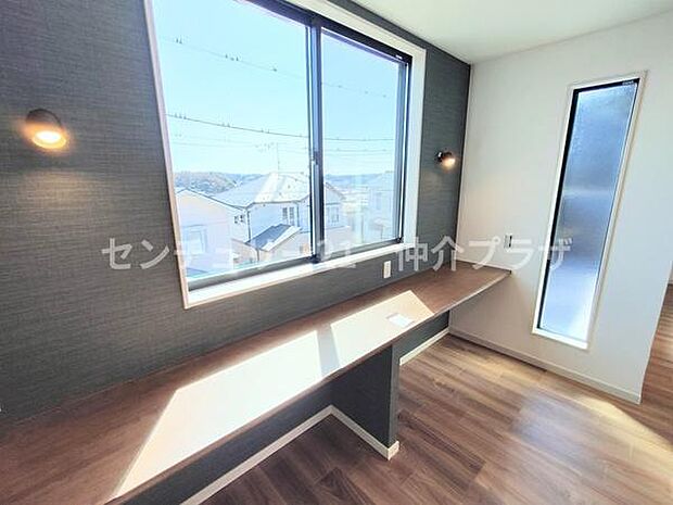 広々とした窓から差し込む光が洋室全体を明るく照らします。コンパクトながらも機能的なデザインが魅力です。洗練された空間が様々なライフスタイルに対応します。