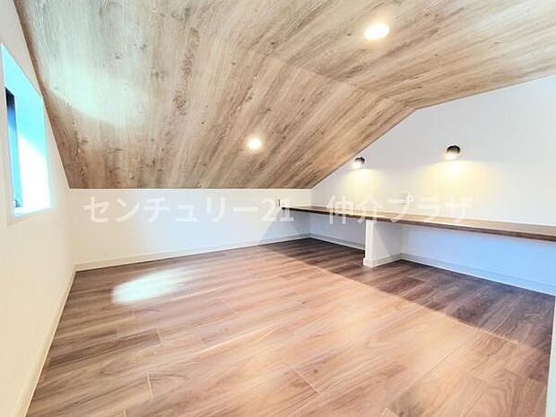 ゆったりとした空間が広がるロフトは自然光が差し込み心地よい明るさです。木調の天井が温かみをプラスしています。インテリアの配置が楽しめるシンプルな設計が魅力的です。