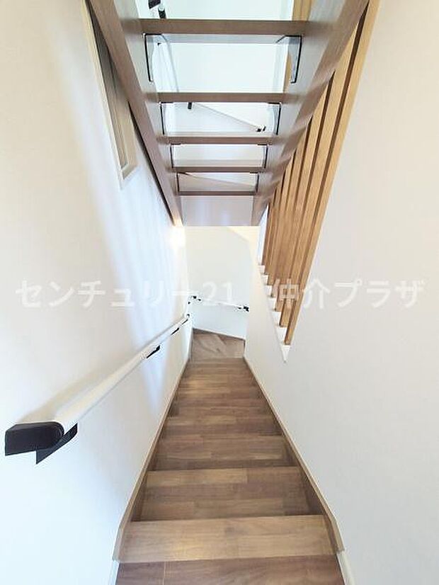 スタイリッシュなデザインの階段は住まいにアクセントを加えます。安全性を重視した手すりが設置されており安心感があります。空間を有効活用した設計で洗練された印象を与えます。