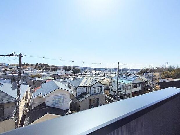 眼下に広がる街並みを一望できる開放的な眺望です。青空の下心地よい風が吹き抜けます。遠くまで見渡せるこの景色は日々の暮らしに彩りを与えてくれるでしょう。