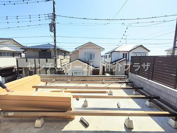 広々とした屋上スペースが魅力的です。この場所を自由に活用することで暮らしの楽しみが広がります。周辺の家々を見渡すことができ開放感があります。日当たりの良さも嬉しいポイントです。