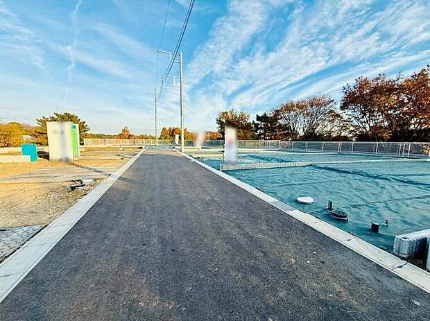 周辺は開放感のある雰囲気で広々とした道路が特徴です。整然とした区画が魅力的で見通しが良い場所です。敷地にはゆとりがありゆったりとした空間で過ごせます。周辺には自然も感じられるエリアです。